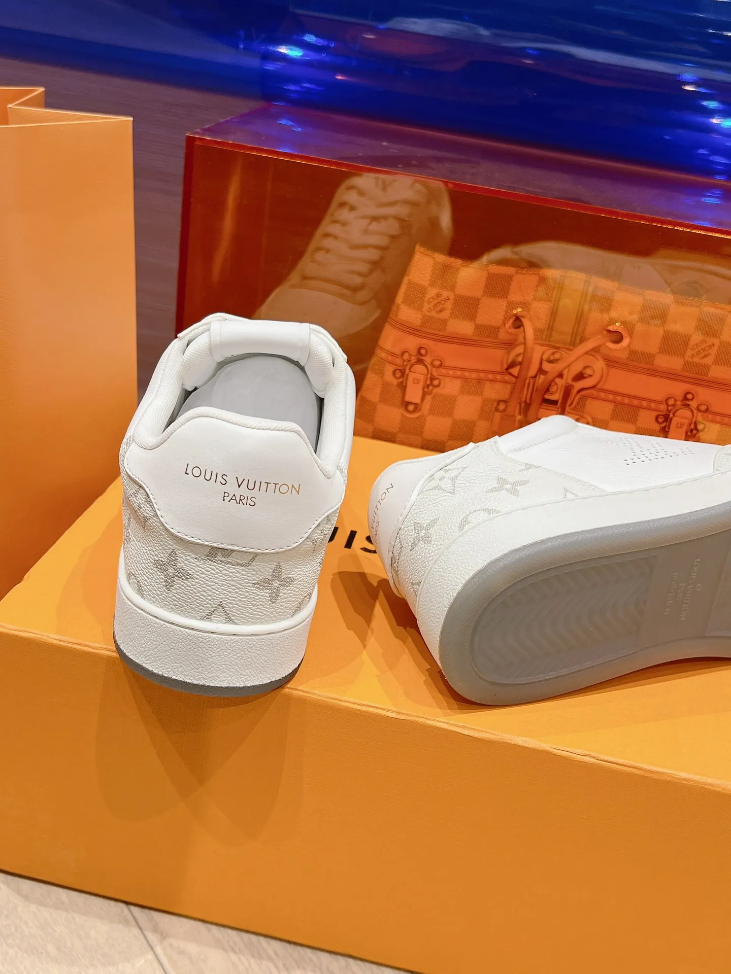 👟👟Ex-factory price 680👟👟 LV new white shoes men's letter series letter color matching pure cowhide 3D printed breathable holes men's casual business travel shoes👟full of comfort Size number: 39-45